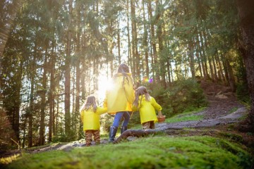 Discover 8 cheerful money-saving tips to enjoy a budget-friendly half-term and make the most of your time without breaking the bank!