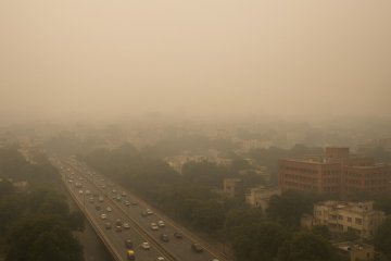Delhi’s air quality shows modest improvement as AQI registers 196, indicating moderate pollution this morning