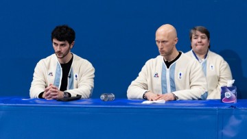 Choreographer Skillfully Changes Outfits with Olympic Skaters, Captivating Fans Worldwide.