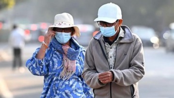 Delhi experiences higher daytime temperatures with a recorded maximum of 29.7°C this Sunday.