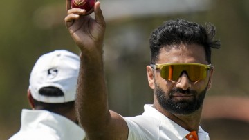 Auqib Nabi's seventh five-wicket haul brings Jammu and Kashmir closer to their first title.