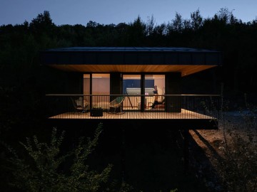 Modern treehouses now represent luxury escapes that redefine contemporary architectural innovation for all.