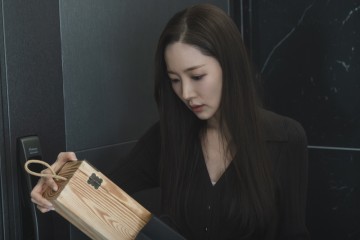 Park Min Young receives a meaningful gift from her late fiancé in Siren's Kiss series.