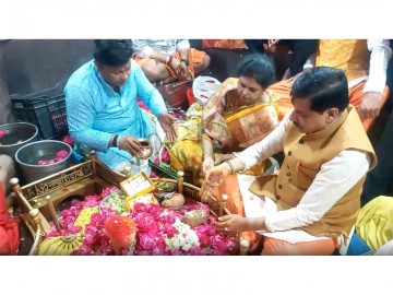 Chief Minister Yadav prays at Angareshwar Mahadev temple and inspects Shipra River Ghat construction