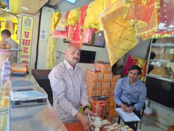 Food Safety Dept Inspects Prasad Stalls Outside Famous Pitambara Peeth On Maha Ashtami In Datia; Samples Of Laddoos, Kulfi Collected