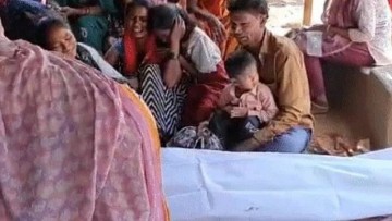 Final Rites Of 5 Chhindwara Bus Victims Carried Out In Karer