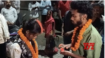 Hotel raids in Jharkhand take dramatic turn: Couple marries on street, three others sign wedding bonds