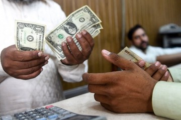 Rupee rises 10 paise to 92.41/USD; faces risks from rising global tensions