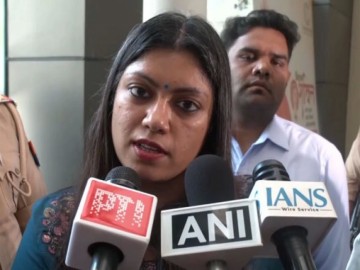 Violence Not the Answer: Noida DM Medha Roopam Announces Wage Hike Measures, Appeals for Peace After Worker Protests Turn Violent
