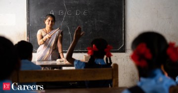 Teaching job aspirants protest delay in notification of recruitment exam in Patna