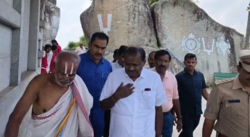 Don't believe DMK-AIADMK will form govt in TN, crisis likely to end soon, says Kumaraswamy