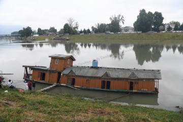 Houseboat Partially Sinks In Jhelum, SDRF Launches Rescue