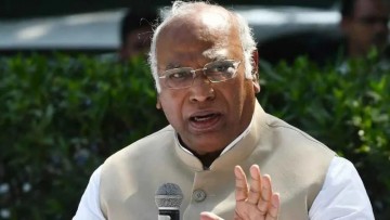 Kharge Targets PM Modi Over Inflation Amid Heatwave Appeal