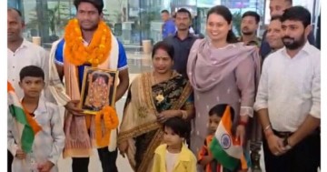 Bihar Sports Minister Shreyasi Singh felicitates Hockey U-18 Asia Cup gold medalist Sawan Kumar