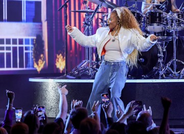 Janet Jackson Pays Tribute to Late Brothers During Concert