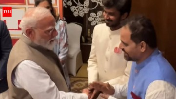 PM Modi meets Panchayat actors Binod and Bhushan; internet reacts with Ab hoga Phulera ka vikas