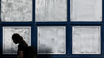 French people are painting chalk on their windows in the heat