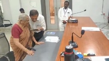 94-year-old woman gives up US citizenship with one final wish