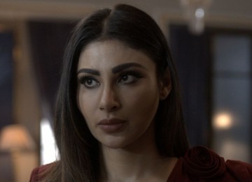 Mouni Roy Discusses Friendship, Family on Ab Hoga Hisaab Sets