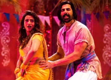 Akshara Singh: Akshay Kumar Films 'Ghis Ghis Ghis' with 104-Degree Fever