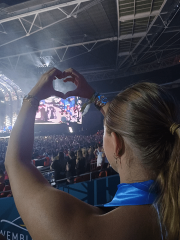 Jersey Harry Styles fan's Wembley surprise goes viral with almost a million views - Jersey Evening Post