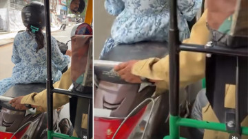 Viral Video: Bengaluru Auto Driver Finds an Unusual Way to Help Woman With Broken Scooter