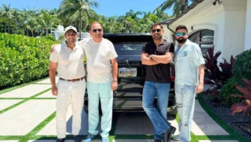 MS Dhoni Spotted With Friends in USA as 'Mahi 007' Car Number Plate Goes Viral