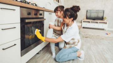 Man Pays Homemaker Wife Monthly 'Salary' for Housework; Reddit Asks, Is This Fair or Too Transactional?