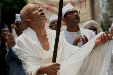 Sudhir Mishra gives a glimpse of Manoj Bajpayee's look as Mahatma Gandhi