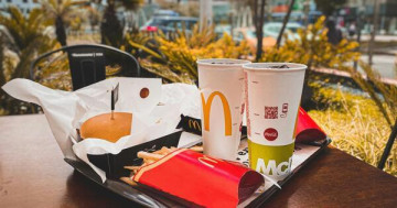 McDonald’s Shares Ease 5% as Customer Traffic Recovery Takes More Time