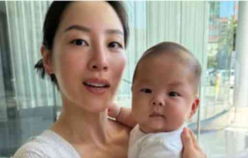 Her Baby Cries, She Plays Hanuman Chalisa: Chinese Mom Shares The Unusual Parenting Routine