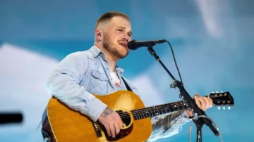 Zach Bryan’s Gillette Stadium Outfit Gets Everyone Talking