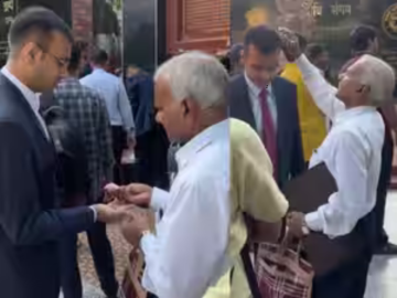 Proud Father Blesses Son Before He Leaves For UPPSC Interview, Heartwarming Clip Shows Him Feeding Him Prasad