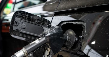 Trump Considers Federal Gas Tax Suspension as Rising Fuel Prices Loom Over Midterms
