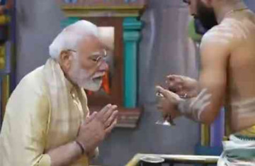 On Completing 25 Years in Government, PM Modi Offers Prayers at Delhi’s Shri Vinayak Mandir