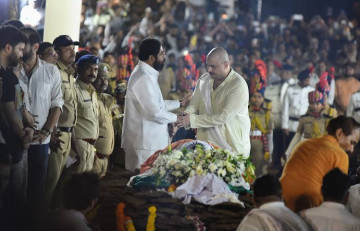 Why a Midnight Goodbye? Malhar Patekar Explains Why Nana Patekar’s Last Rites Took Place at 11:30 PM.