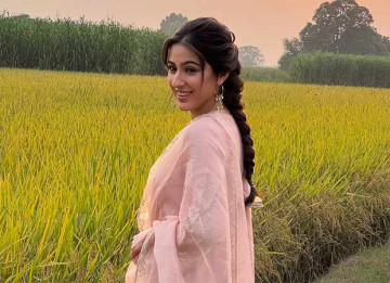 Sara Ali Khan Recreates Mom Amrita Singh’s Waaris Look for Udta Teer Promotions