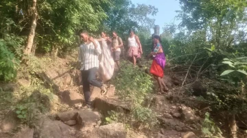 No Ambulance? The Village Became Her Lifeline: Villagers Carry Sick Woman 7 Km for Treatment