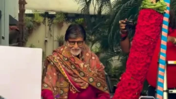 Big B Turns 84, Fans Pull Up with a Giant Rose Garland! 🌹🎂 Jalsa Celebrates as Amitabh Bachchan Greets His Fans on His Birthday