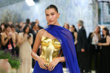 Hailey Bieber’s French TV Glow Has Everyone Asking “Drop the Makeup Routine!” ✨ Her Artist Reveals the Exact Products Behind Her Viral Look, Plus a Sneak Peek at Rhode’s Upcoming Blush