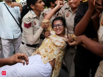 Delhi Protests Thrust AISA Chief Neha Bora Into the Spotlight, Now Everyone’s Googling Her Age, Education, Father and Family! 🔥