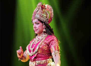 🙏 Navratri Mein Hema Malini’s Divine Avatar! At 77, the Actor Performs as Goddess Durga in Hyderabad, Winning Hearts at Dandiya Celebrations