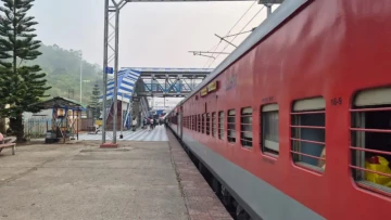 Ticket Check or Sniff Test? Pakistan Train Officer Goes Viral for Smelling Tourist’s Socks