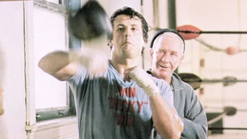Rocky’s Iconic Look Was Born in Stallone’s Own Closet! 🥊 With No Budget for a Fancy Wardrobe, Sylvester Stallone Turned His Everyday Clothes Into Movie History.