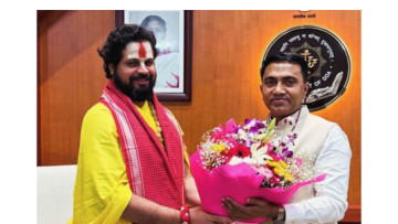 When Politics Meets Spiritual Vibes! 🙏 Goa CM Pramod Sawant Meets Jagadguru Satishacharya Ji Maharaj