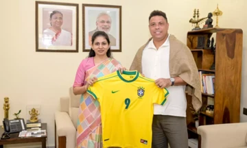 Football Royalty in Delhi! ⚽ Ronaldo Nazario Meets Minister Raksha Khadse, Gifts His Iconic Brazil No. 9 Jersey and Tries Golf