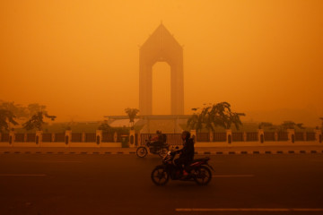 Indonesia’s Sky Turns Orange, but This Isn’t a Sunset Flex! 🔥 Wildfire Haze Blankets the Region as East Timor Shuts Schools to Protect Students.