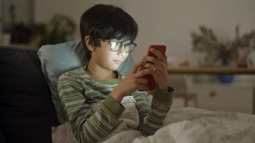 12 Year Olds, Smartphones & Body Image Pressure: US Study Links Early Phone Ownership to Eating Disorder Symptoms