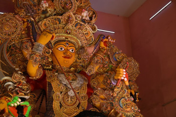 Kolkata’s Pandals Are Serving Culture with a Side of Festive Glamour! 🪔 Durga Puja Celebrations Showcase India’s Rich Spiritual and Cultural Heritage.