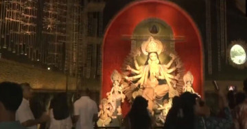 Maa Durga, Meet Mother Earth! 🌱 Kolkata’s Durga Puja Pandal Blends Festive Faith with a Green Mission to Promote Environmental Conservation and Sustainable Living.